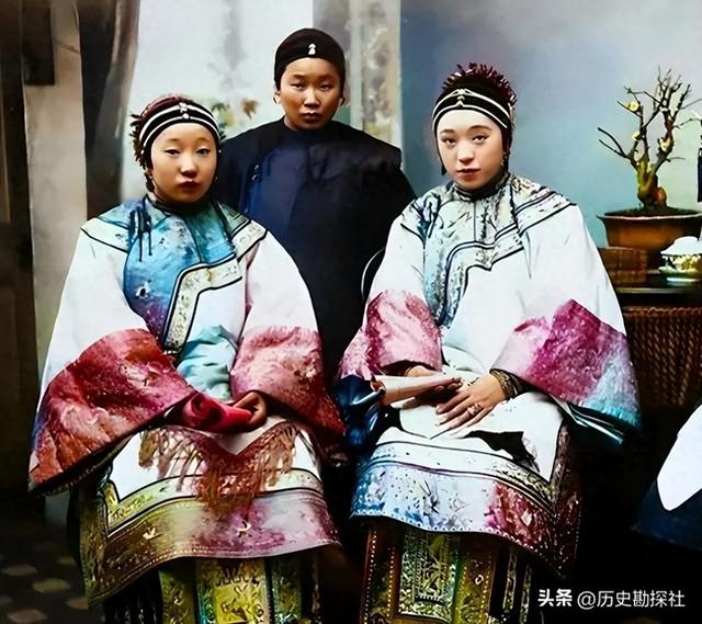 晚清老照片：女子躺洋人怀里抽大烟，男子带八位老婆逛街