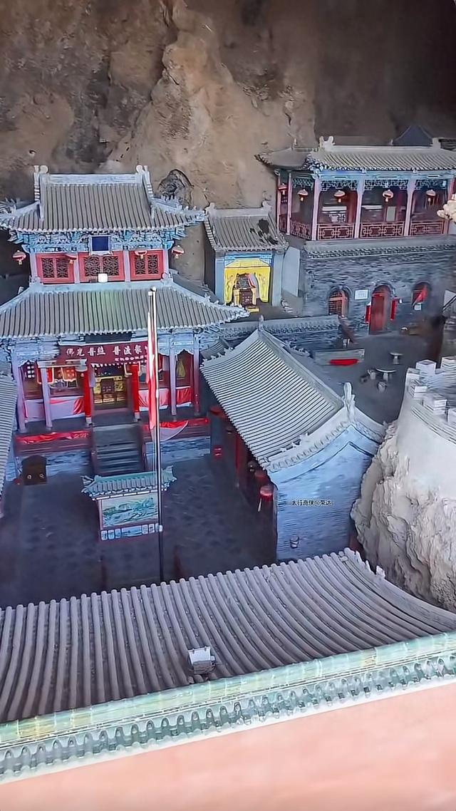 山西太行山峭壁奇景！溶洞里的千年古寺，绝了
