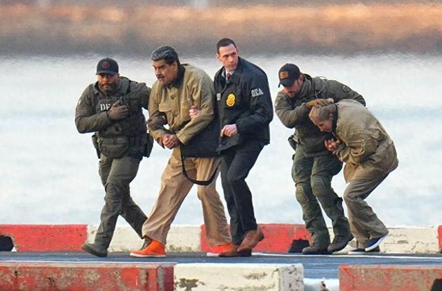 马杜罗首次出庭：我无罪，仍是委内瑞拉总统！妻子额头有伤，右眼旁有淤青；中方：对美行径深表震惊强烈谴责