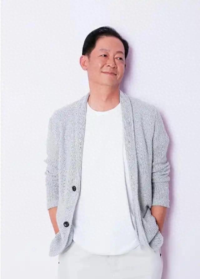 59岁王志文线下活动，发福挺大肚似70岁，皱纹满布被评心脏不太好