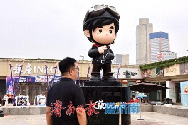 “周同学”IP雕塑空降济南银座商城，开启泉城广场潮流文化新体验