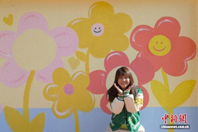 创意墙绘点亮银川老街 成城市文旅新名片