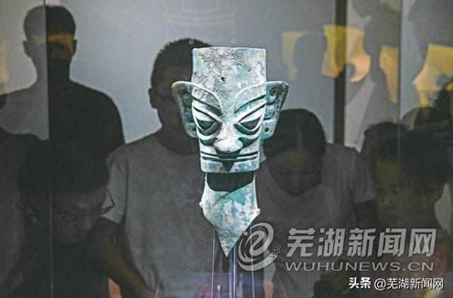 昨天，约1.8万人次 打卡三星堆青铜人头像