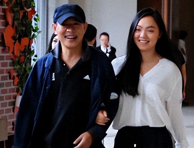 李连杰官宣嫁女！送30多万国产车陪嫁，父女俩多年心结已解？