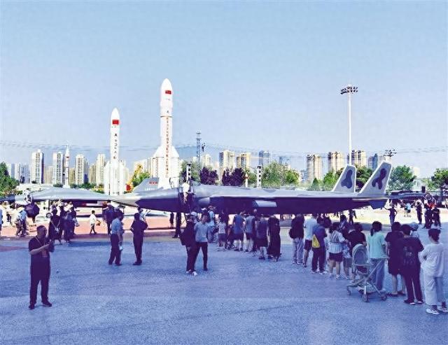 “星海征途·大国重器”中国航空航天科技主题展在兰启幕