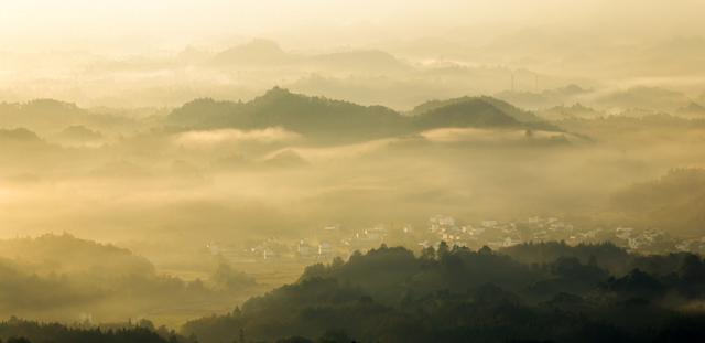 安徽休宁：齐云山晨雾如画