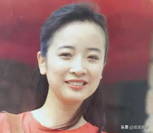 她是国家一级女演员，多次给坐轮椅丈夫戴绿帽，如今儿子也是演员