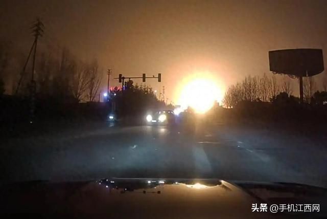 河南洛阳夜晚腾起巨大火焰，一工厂火光冲天，县镇政府：再生资源公司发生火情，无伤亡