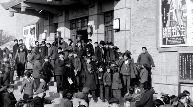 他两次当选为全国人大常委，1982年被开除党籍，1983年被判刑