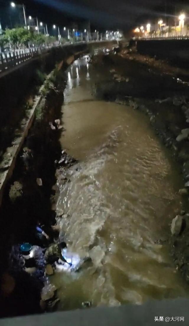 “凌晨1点，河里泡的全是人”，甘肃一河道多人冒严寒淘金，有人称一盆出了5克多，当地：明确禁止