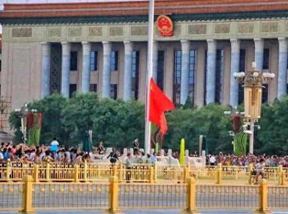 北京天安门隆重降下国旗，场面感人看哭了!