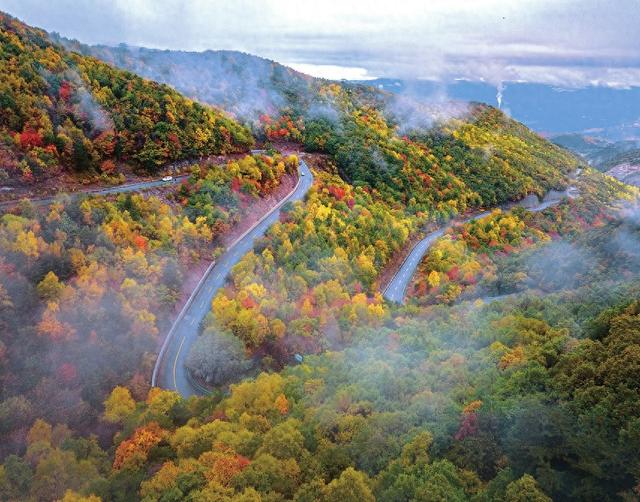 左权县太行一号旅游公路大堡岩段秋意正浓
