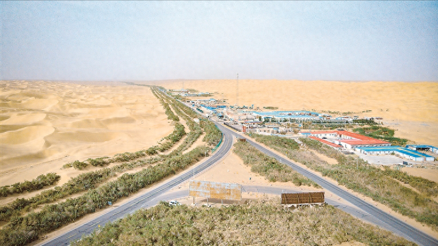 方圆200公里被黄沙覆盖，中国最大沙漠中，为何会有一座2万人小镇