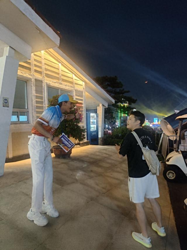 外国人在啤酒节｜“最大挑战是高峰时段，但很享受这种挑战！”国际志愿者首次亮相啤酒节