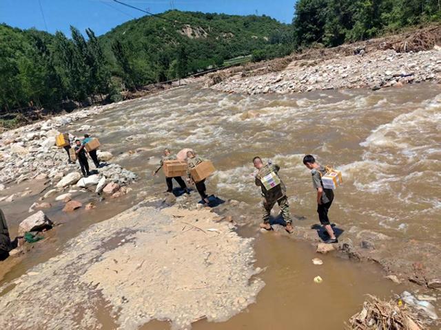 翻山涉水，65勇士徒步挺进“孤岛”冯家峪
