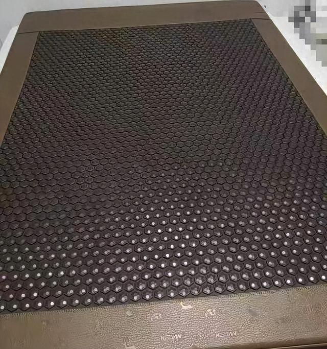 过瘾！宣称让尸体百年不腐的天价床垫，被AI收拾了