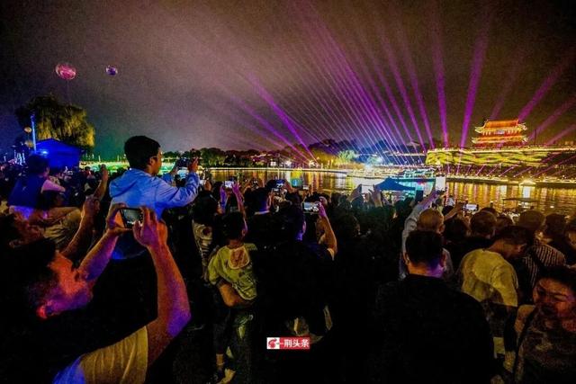 这个周末，荆州人一起嗨！东门看凤凰、南门当歌王、大北门演三国