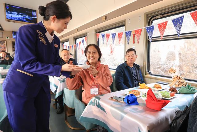 黑龙江开行今冬首趟冰雪旅游列车#