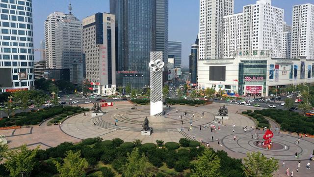 鞍山街头 国旗映红了喜悦的脸庞