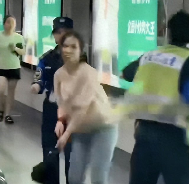 女子打地铁安检员事件升级！丑恶嘴脸曝光，原因被扒，全网已社死