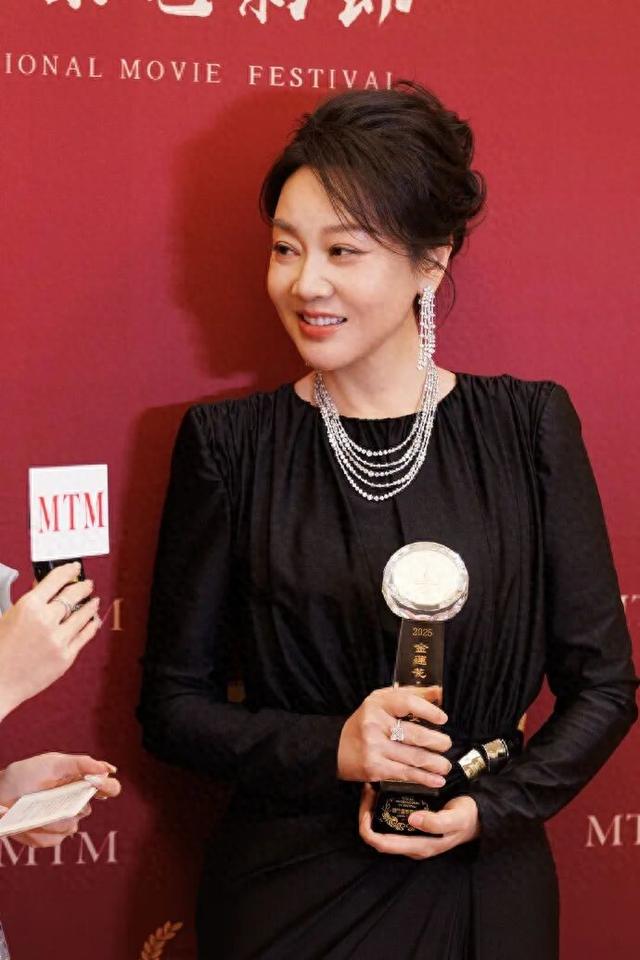 54岁闫妮，官宣喜讯！