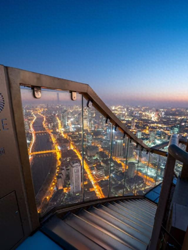 北京嘀咕，上海好奇，如今天津，竟成了能走着听、站着品的戏台！