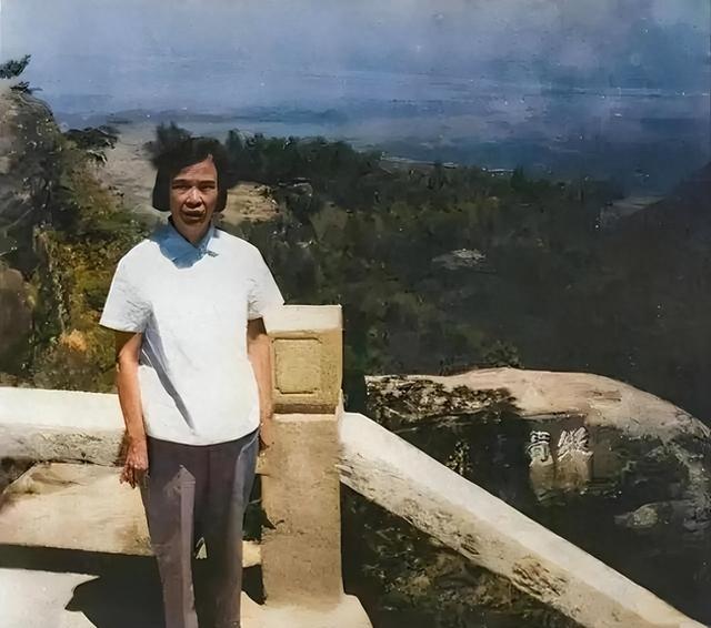 1959年，贺子珍在庐山的留影	，这也是她最后一次见到毛主席