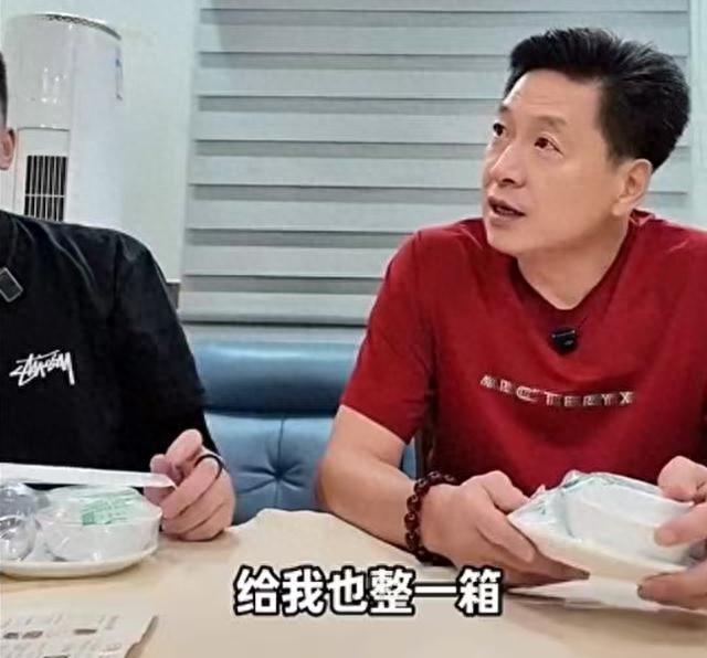 能喝！朱芳雨和李春江聚会，直接点2箱啤酒，提醒服务员：不是2瓶