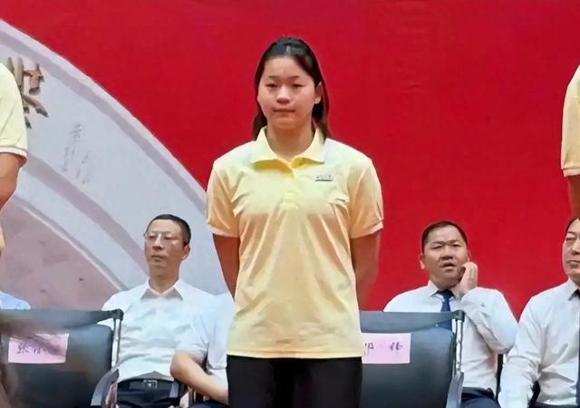 远离“造神	”陷阱！全红婵入学仅3天，因身材发福、没文化被质疑