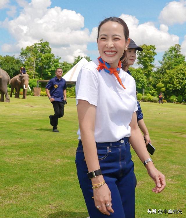 39岁泰国现任第一夫人好漂亮，穿衣打扮像大学生，一点中年感没有