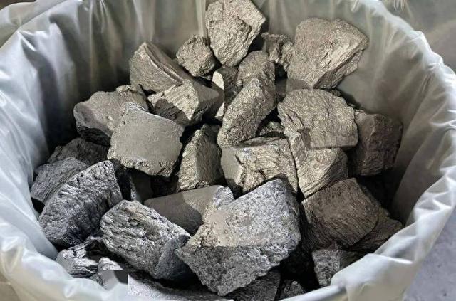 特朗普买通“两个内鬼”！短短4个月时间，中国4000吨稀土被连夜偷运到美国，为何禁令没效果？
