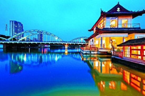 夜色当涂，古城烟火点亮护城河