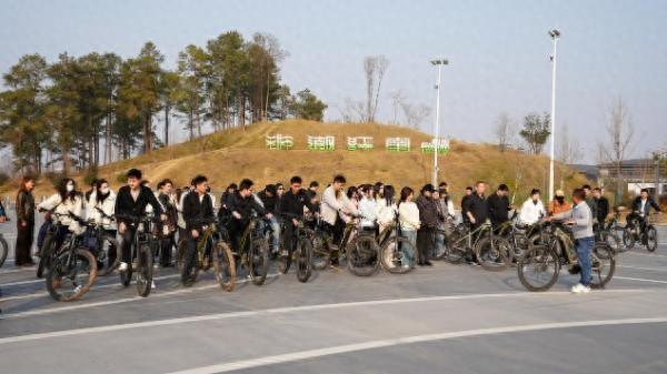 信阳市羊山新区：“骑”聚北湖 共建同行 工会青春互联主题活动顺利举办