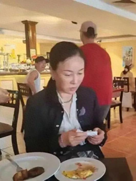 57岁那英在伦敦就餐被拍，全素颜出街，网友直呼这才是真实老太