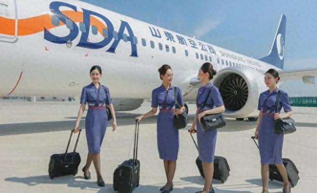 不再是高跟鞋+丝袜+短裙。近日，山东航空新制服亮相