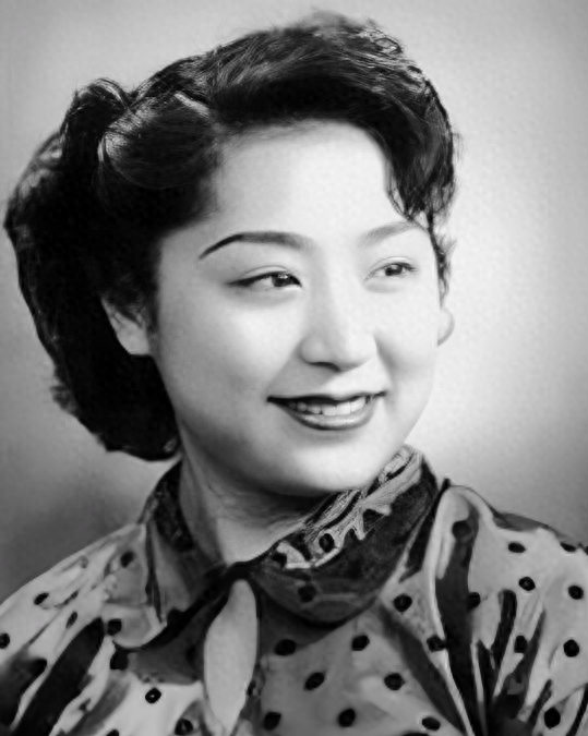 1947年，两位旗袍美女的合影，右边的微胖女孩，蒋经国追了一辈子