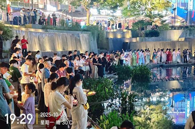 打卡武陵丨常德老西门国庆“破圈”：文艺老街“整”出新滋味