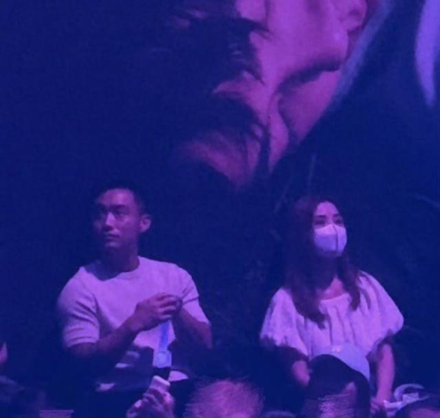 恭喜！香港知名女星被曝恋上小近10岁鲜肉，二人或已同居试婚