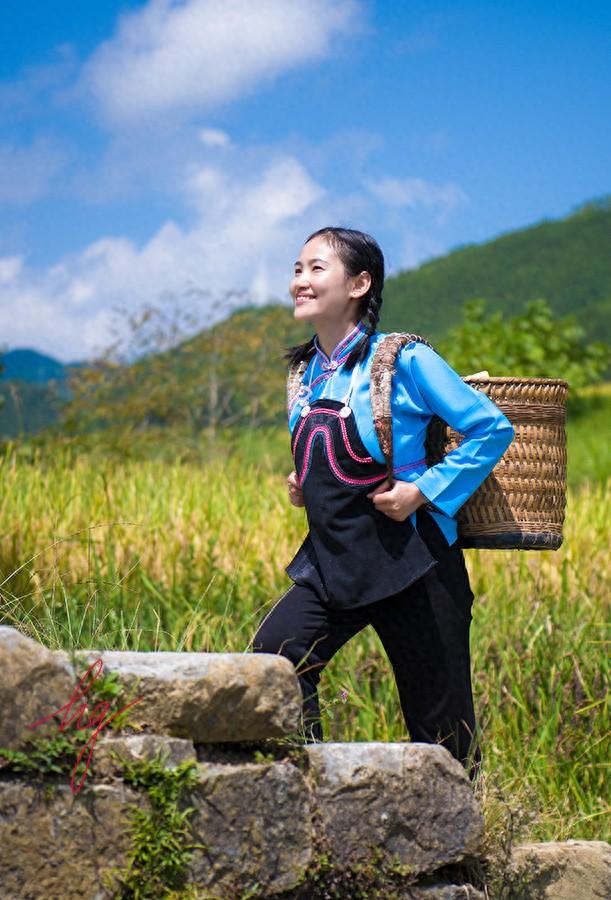 优秀的孩子们曾让她们愁容不展	，今车到山前她们都笑容满面！