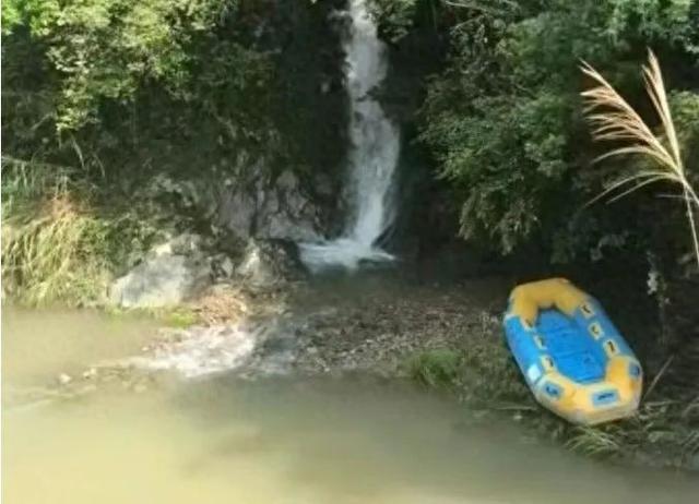 仅20分钟，漂流突变“泥石流”！在山里游玩时遇暴雨怎么办？
