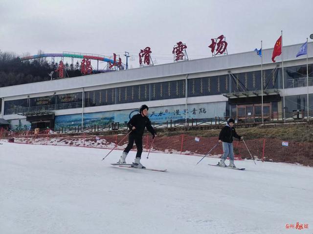 青鹃山国际休闲旅游度假区：冰瀑奇观醉游人 滑雪激情燃冬日