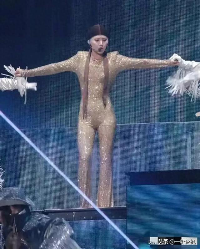 刘雨昕的身材好的离谱，这么贴身的衣服一般人还真驾驭不了。