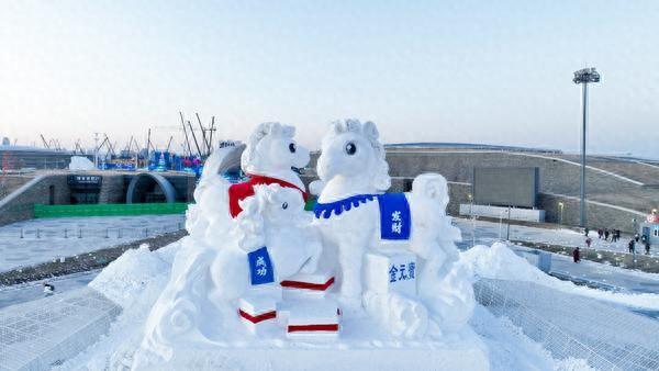 哈尔滨冰雪大世界“童话小马一家”雪雕完工焕彩