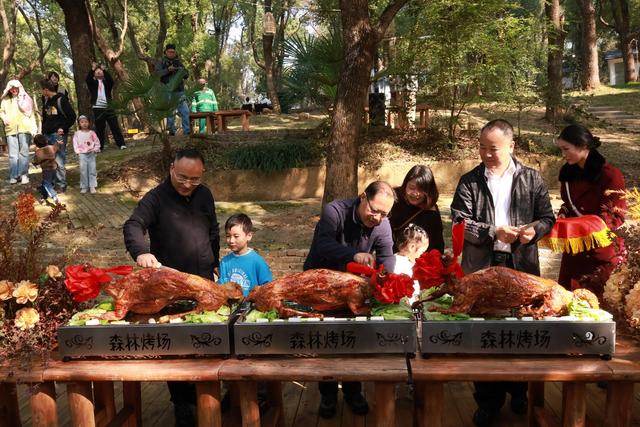 武汉东湖森林烤场正式开业迎客，烧烤节现场人头攒动，音乐会点燃武汉人“回忆杀”