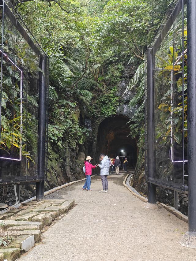 特写：在台湾基隆“穿越”刘铭传隧道