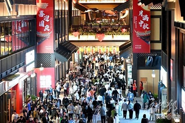 国庆中秋假期 邯郸道历史文化街区游人如织
