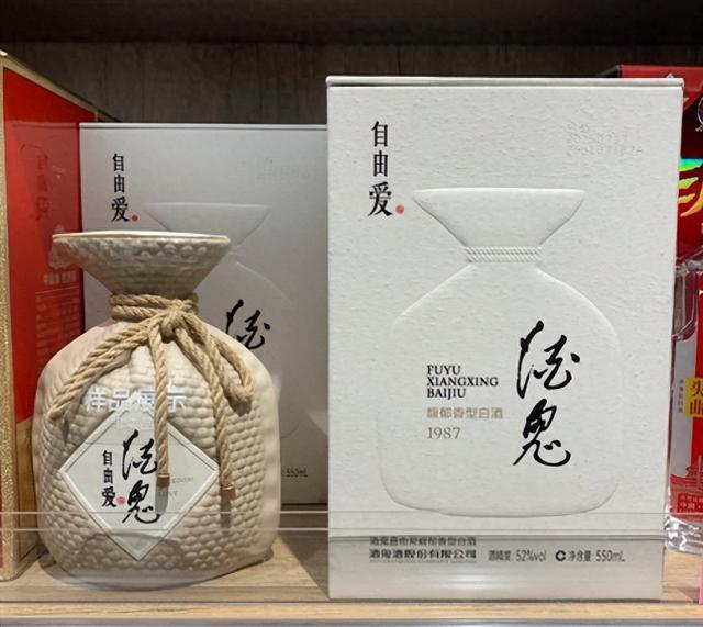 胖东来“自由爱”热卖后，又一白酒杀疯了！100%纯粮仅售128元