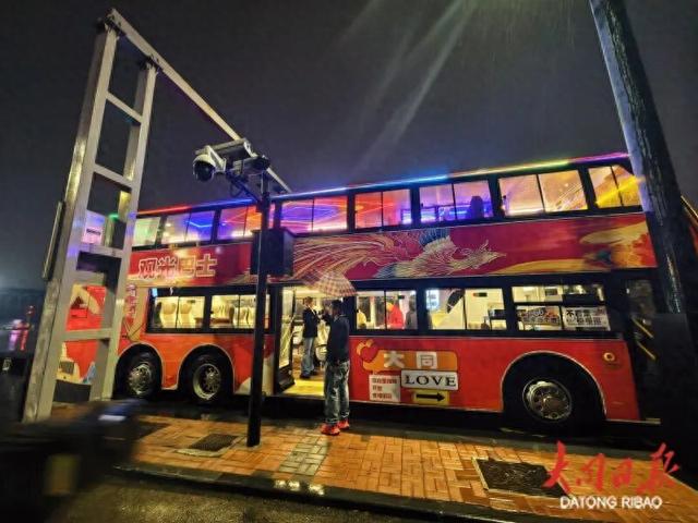 在大同古城里，边K歌边观光，又潮又炫酷