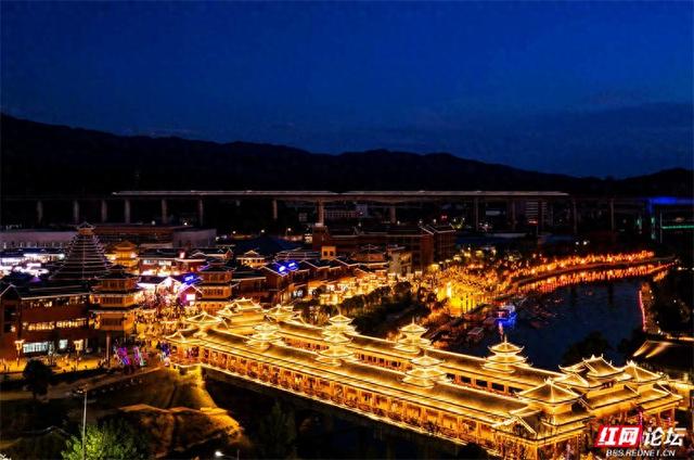 秋游时刻丨请看！这座被火车“拖”来的城市，如今已灯火璀璨