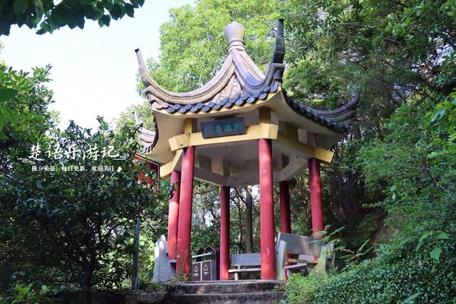 浙江宁波的小灵峰古道，连接着诸多古寺，不仅景美还很适合徒步
